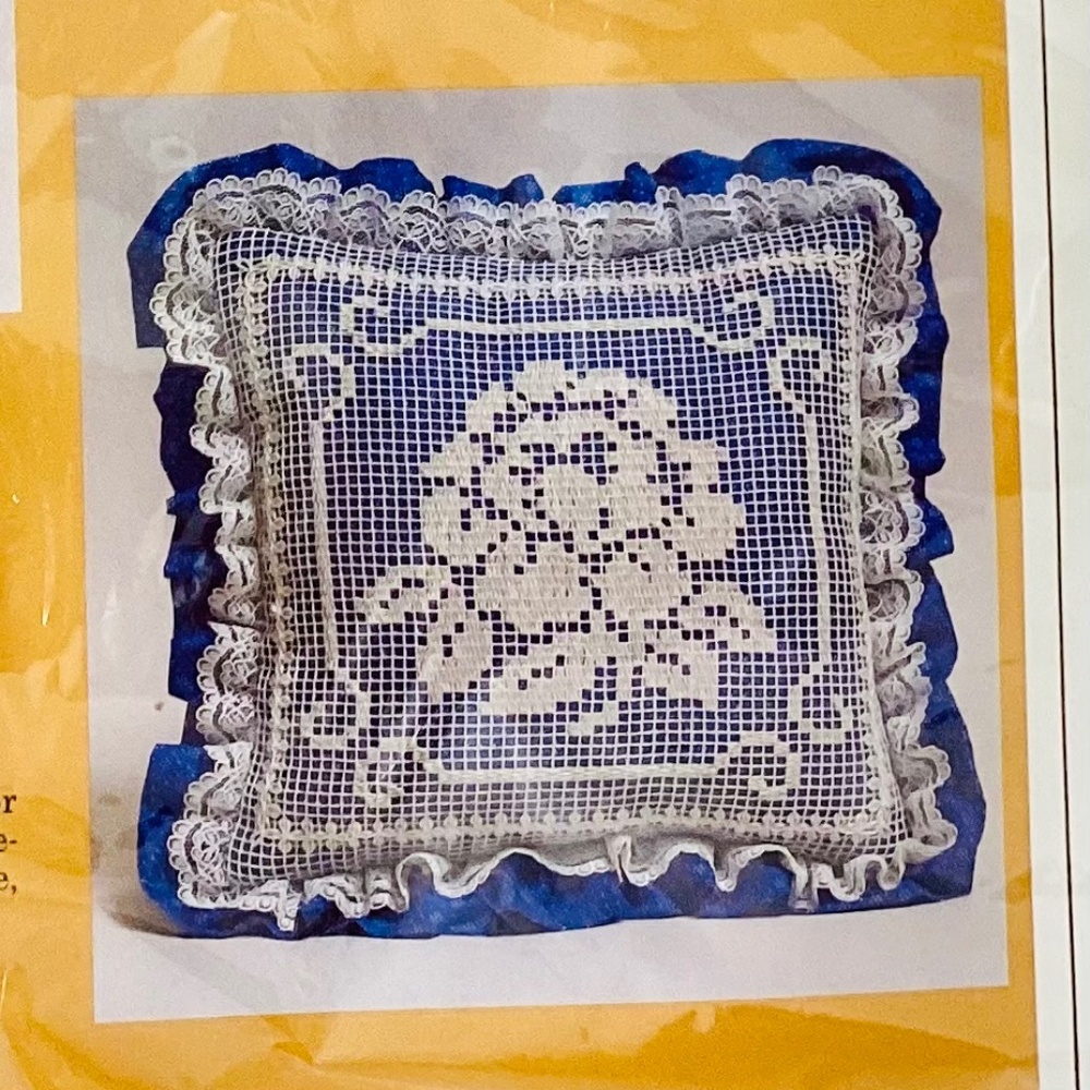 Creative Circle Lace Net Darning Pillow Blue Garden Beauty NIP Vintage 1985 Kit